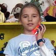 Ich bin 10 Jahre alt.... Ihr Gerät hat mir geholfen und das Beste daran ist, dass ich es selbst leuchten kann, wenn mir etwas weh tut....