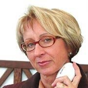 Ich weiß nicht, was ein Schnupfen, eine Erkältung, eine Grippe oder eine Halsentzündung ist... Ich habe meine erste Lichttherapielampe vor etwa 4 Jahren gekauft und seitdem keine Lichtbehandlung mehr gehabt. Sie hilft mir bei allen Arten von Schmerzen, vor allem in den Gelenken. Immer wenn ich irgendwo etwas spüre, nehme ich die Lichttherapielampe und leuchte damit auf die Stelle, wo es weh tut, und normalerweise ist es nach den ersten zwei oder drei Strahlen viel besser, manchmal sogar ganz gut.